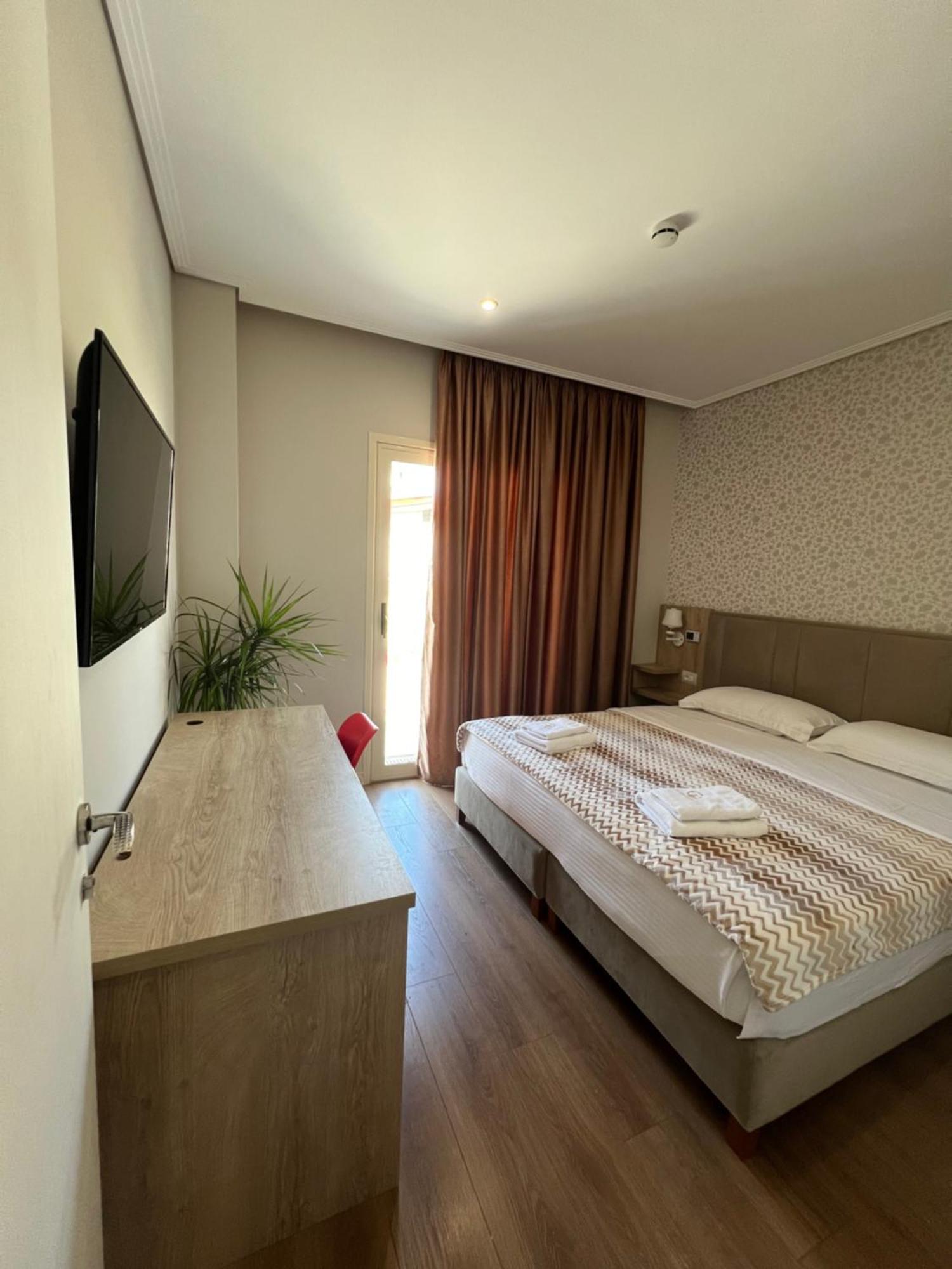 CLASS Hotel Ksamil Buitenkant foto