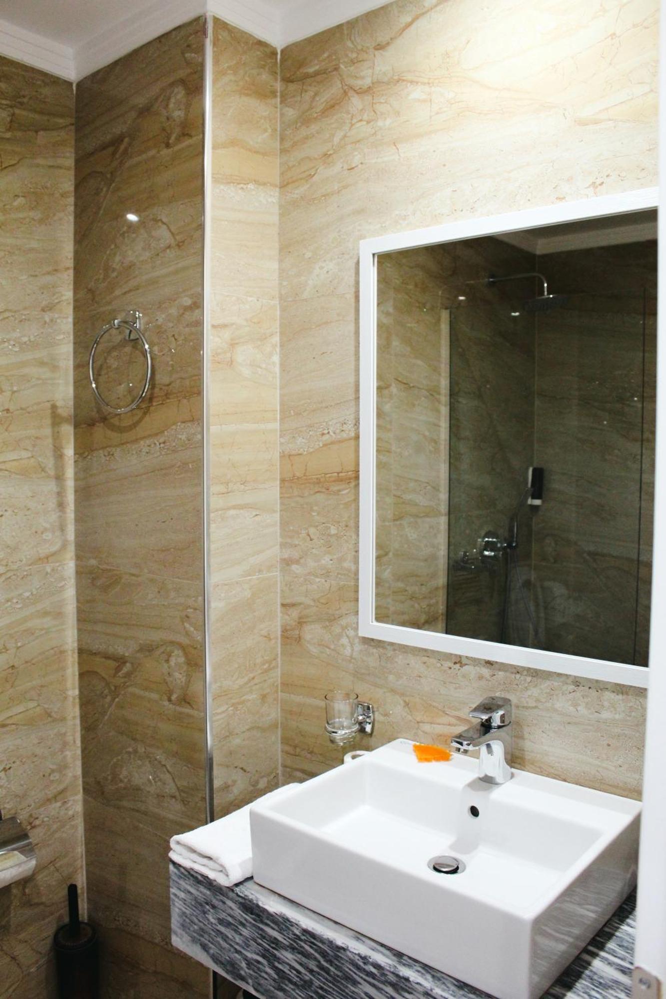 CLASS Hotel Ksamil Buitenkant foto